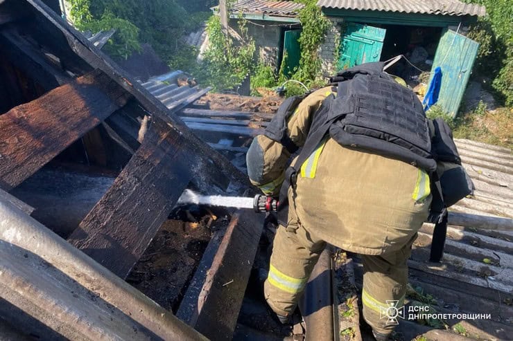 В Синельниковском районе ранены 3 спасателя: повторный обстрел произошел во время тушения пожара