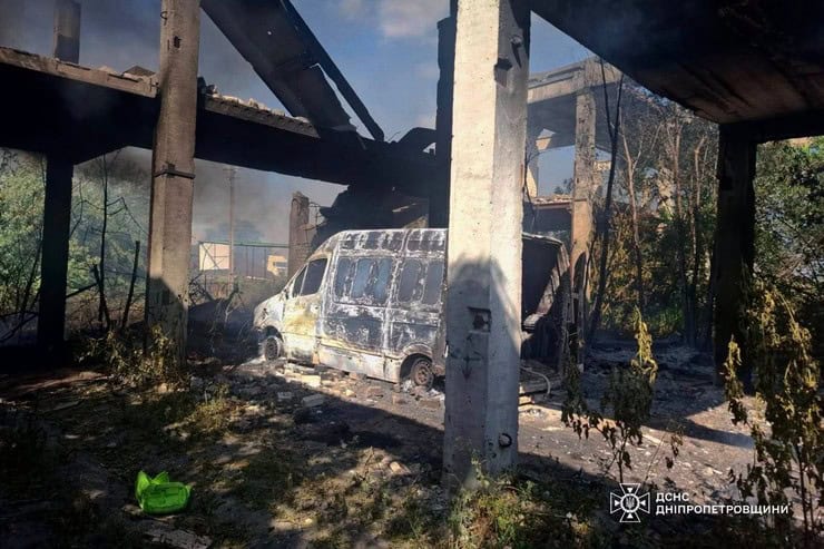 В Синельниковском районе ранены 3 спасателя: повторный обстрел произошел во время тушения пожара