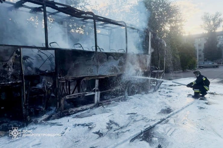 В Шахтарському ворожі FPV-дрони полюють за автобусами: поранено 3 людей