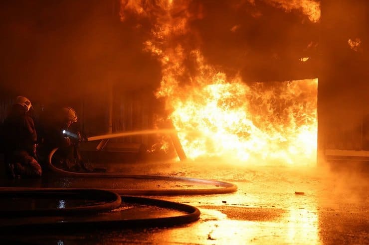 Спасатели погасили пожар на предприятии в Синельниково, который возник в результате атаки БпЛА