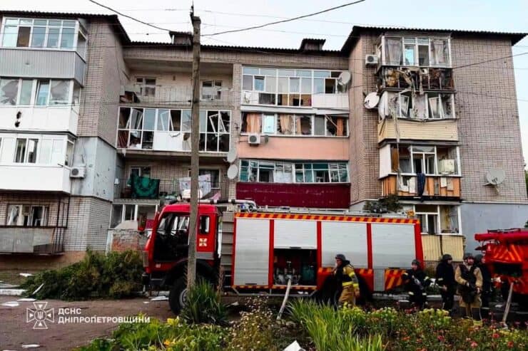 Наслідки масованого обстрілу міста Синельникове: загинув чоловік, поранена 7-річна дівчинка, пошкоджені багатоповерхівка, гаражі, пошта, вантажівка