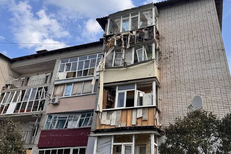 Наслідки масованого обстрілу міста Синельникове: загинув чоловік, поранена 7-річна дівчинка, пошкоджені багатоповерхівка, гаражі, пошта, вантажівка
