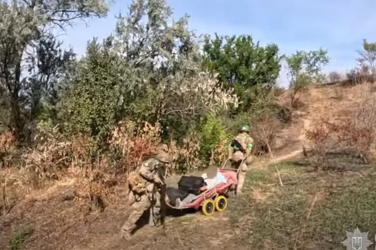 Евакуація під вибухами: як з прифронтового села Синельниківського району вивозили останню мешканку