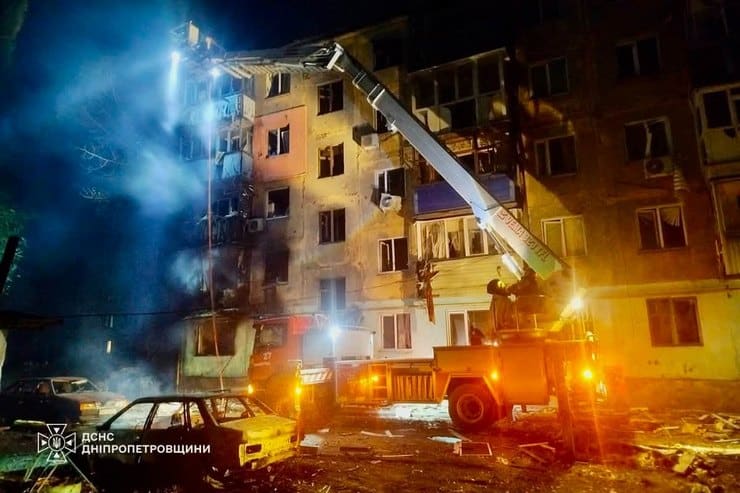 Обстріл Шахтарського: поранено 2 людей, горіли багатоповерхівки, автомобілі, гаражі